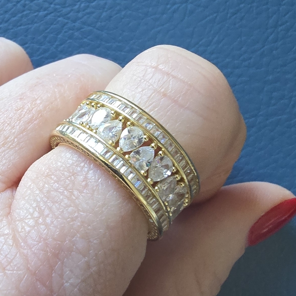 Elegant Gold w/faux Crystals Ring